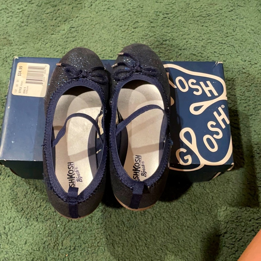 Cute dark navy blue shiny slip on dressy shoes.